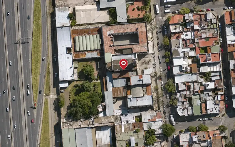 Personas caminando hacia el Santuario San Cayetano de Liniers en una jornada de peregrinación