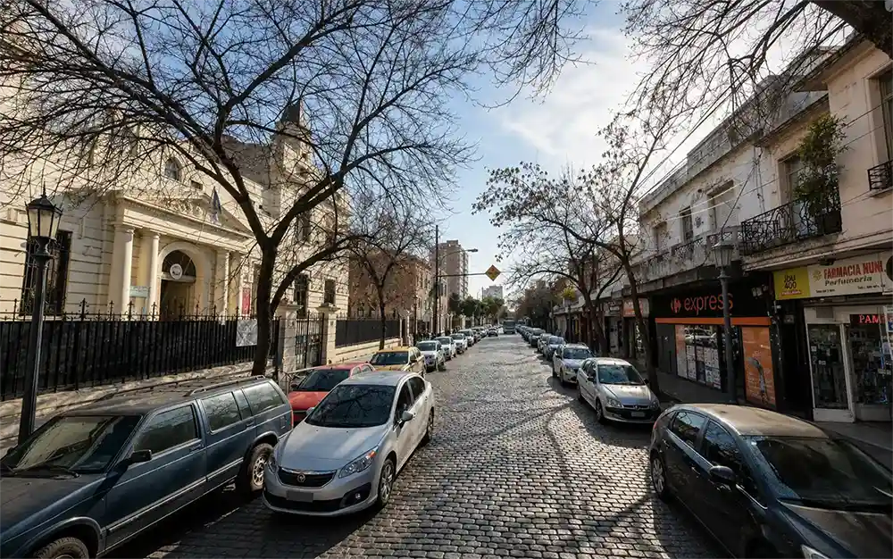 Peregrinos caminando por Liniers hacia el Santuario San Cayetano