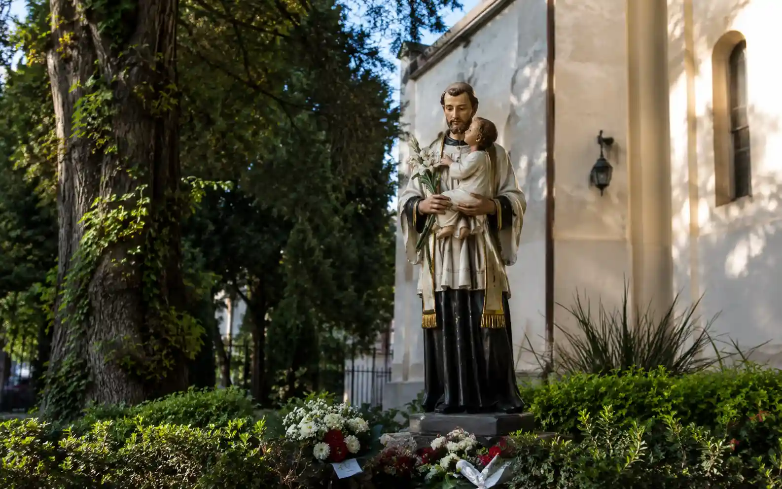Intención personal junto a una imagen de San Cayetano en un momento de oración