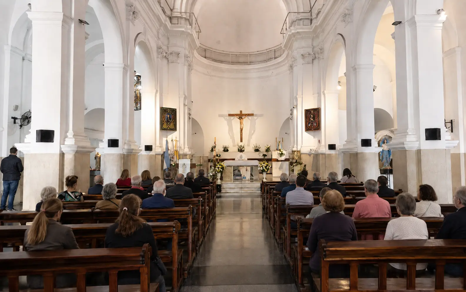 Misa en el Santuario San Cayetano de Liniers en un clima de oración
