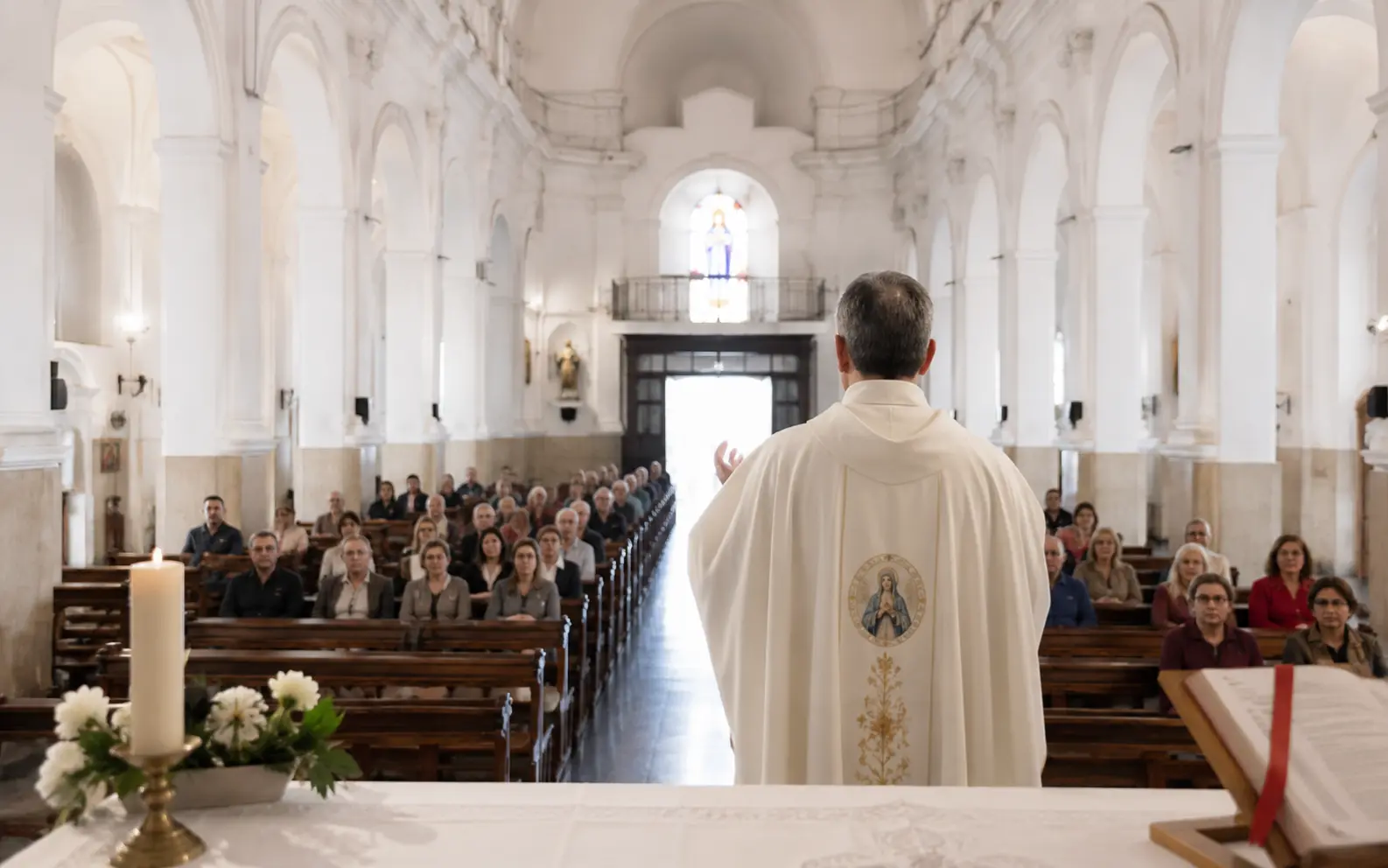 Interior de iglesia con bancos preparados para misa en San Cayetano Liniers