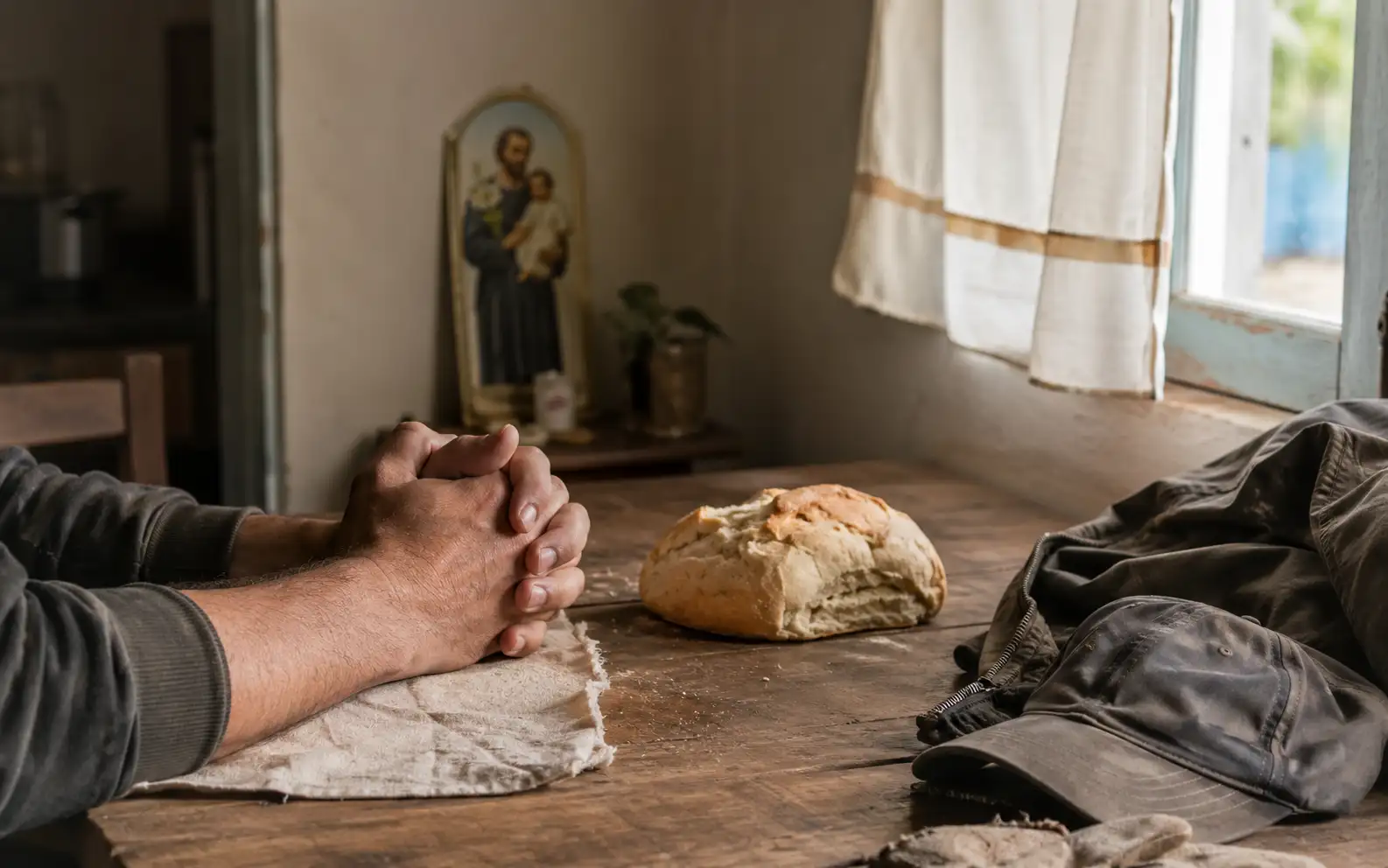 Pan sobre una mesa de oración como símbolo del trabajo y el sustento cotidiano