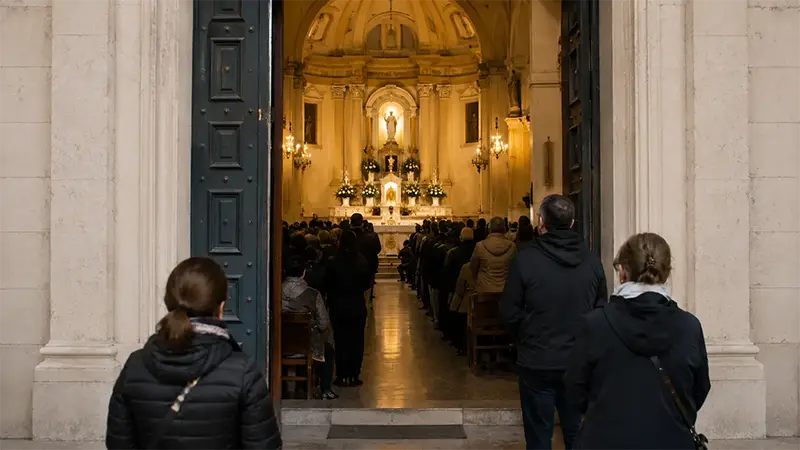 Entrada a una iglesia con fieles durante una misa